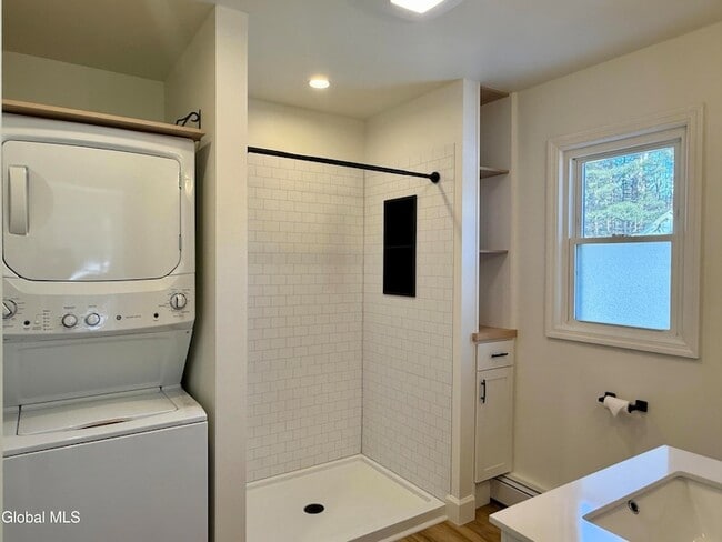 Building Photo - 98 Willow St