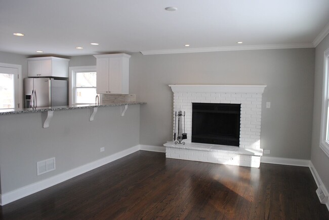 Building Photo - 39 Elmwood Dr