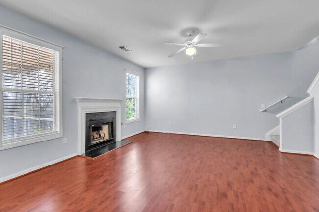 Building Photo - Spacious 4BR Home w/ Screened Porch, Fenced Yard & Great Location