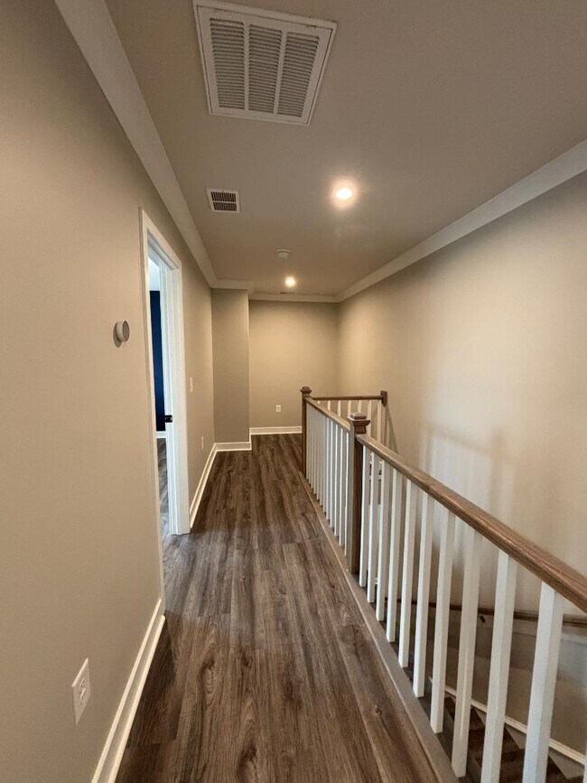 Building Photo - 300 Golan Cir