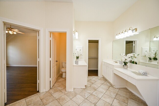 Building Photo - 1547 Lakeside Enclave Dr