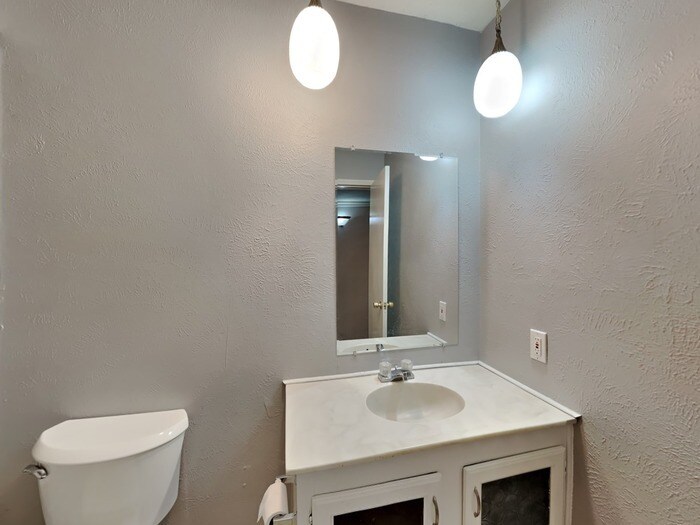 Building Photo - 2706 Santa Anna Dr