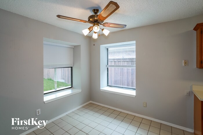 Building Photo - 2512 Meadowview Dr
