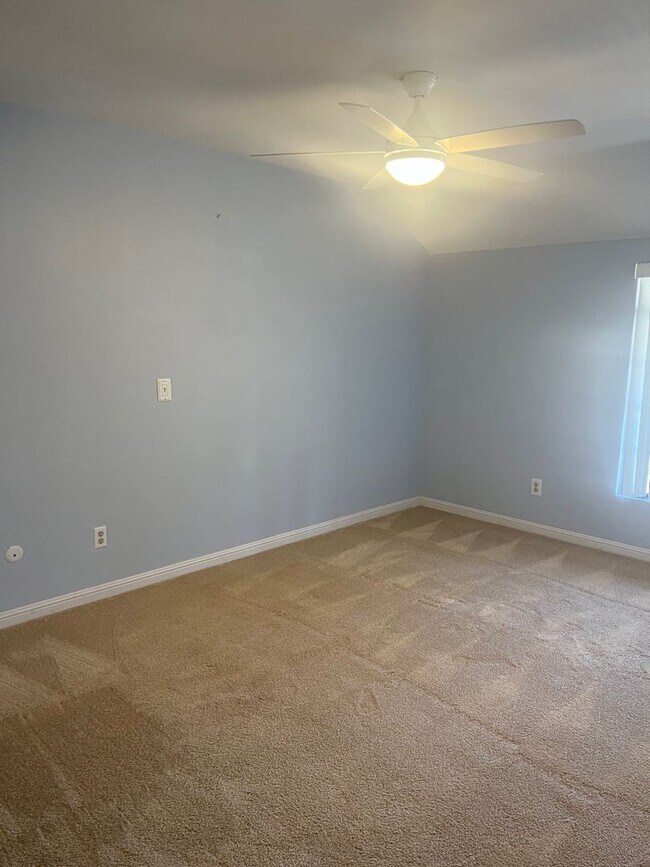Building Photo - Tri-level 4 bedroom 3 bathroom Rincon Vall...