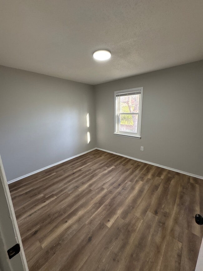 Building Photo - 668 Coach St