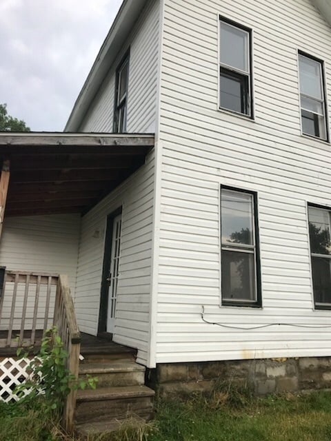 Building Photo - 3 bedrooms