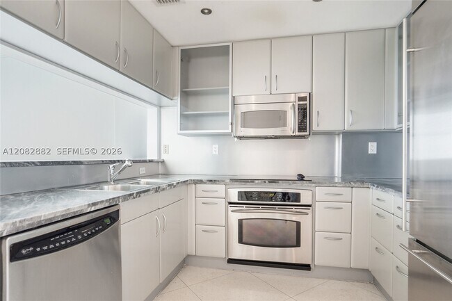 Building Photo - 540 West Dr