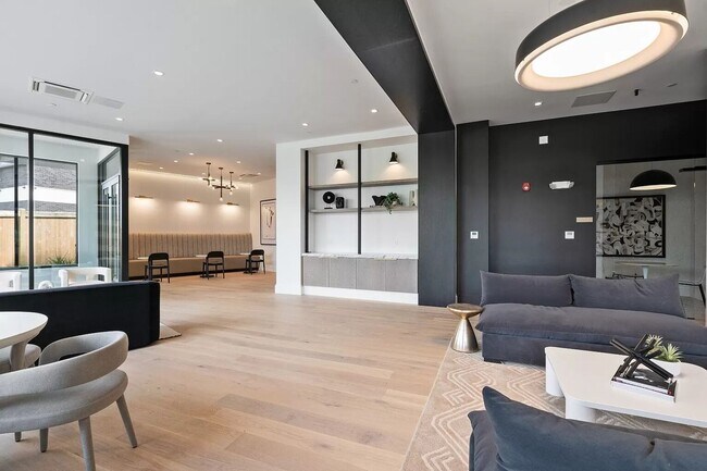 Building Photo - Parking Included + Amenities + 1.5 Month F...