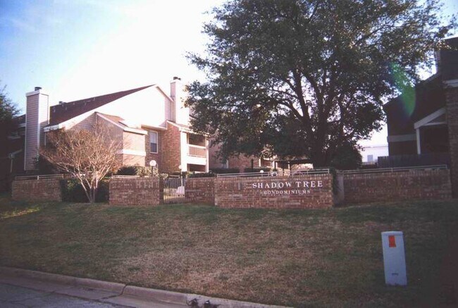 Building Photo - 2225 Madison Dr