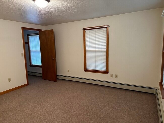 Building Photo - 32 Draper Ave