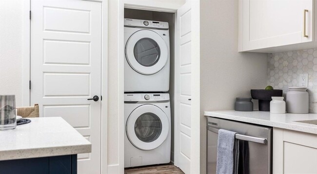 Building Photo - 5127 W Tyson Ave