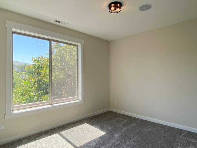Building Photo - 112 Southshore Ave