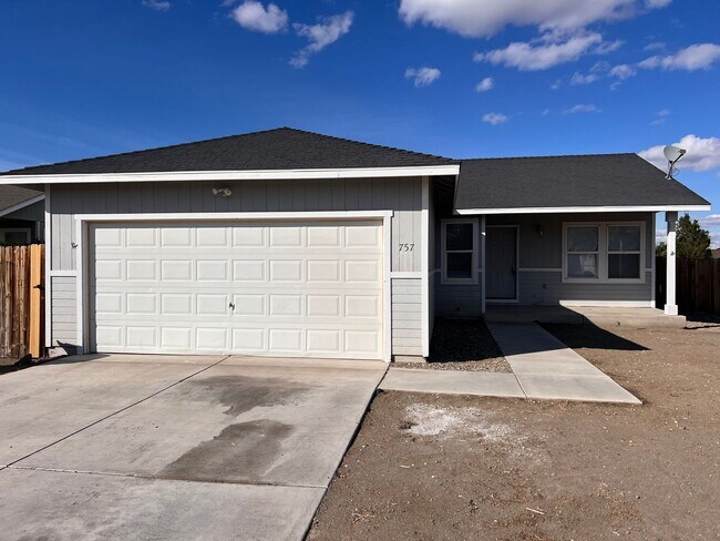 Building Photo - 3 bedroom Home in Donner Trail Estates, Fernley