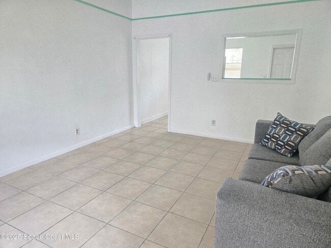Building Photo - 618 Shady Ln