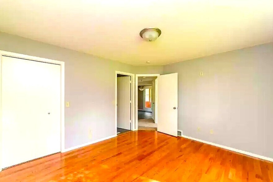 Master Bed - 10200 Fraizer St NE