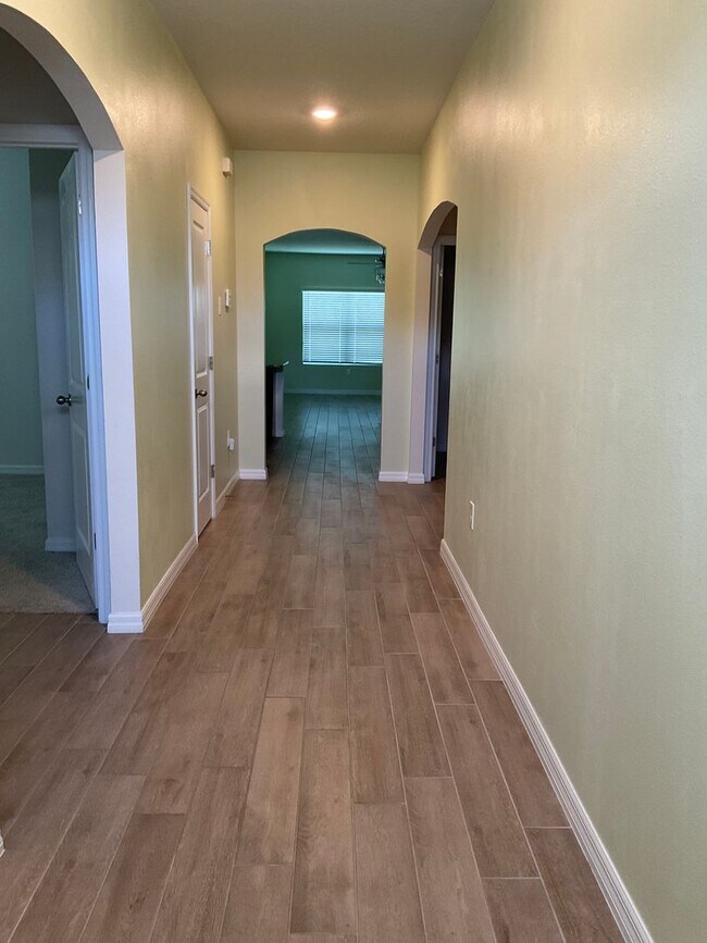 Building Photo - 4 BD/ 2BA in Chestnut Village