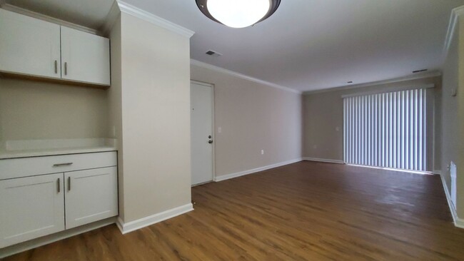 Building Photo - Beautifully Renovated 2 Bedroom, 2 Full Ba...