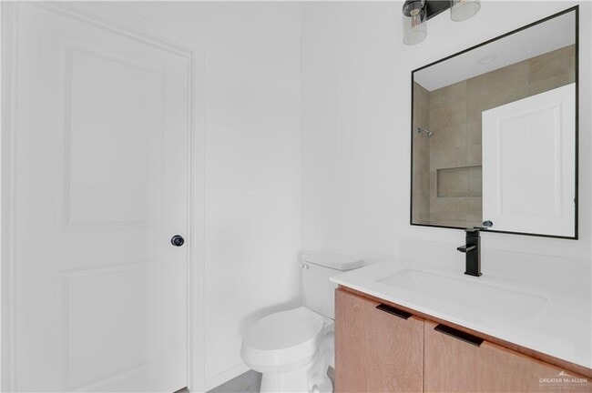 Building Photo - 14 E Mayfair St