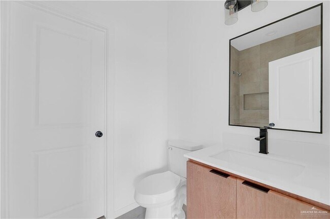 Building Photo - 16 E Mayfair St