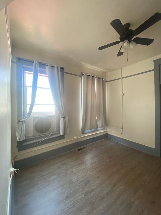 Building Photo - Main Street Upstairs Apartment in Aztec