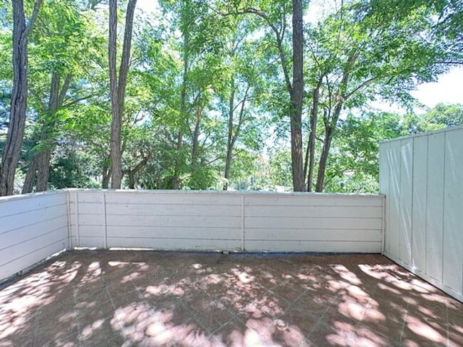 Building Photo - Tri-level townhome in highly desirable Dia...