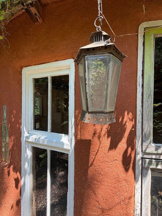 Building Photo - Central - Beautiful 1920's Traditional Brick Home, Newly Renovated