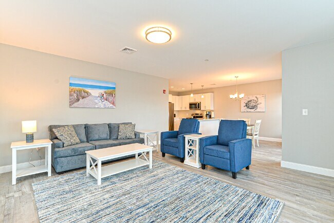 Building Photo - Gorgeous 2 bedroom very spacious condo at the Riviera
