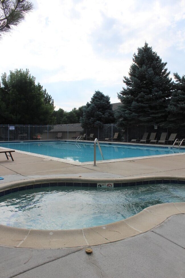 Building Photo - Deer Creek - 2nd Floor 2 bedroom/2 Bath Co...