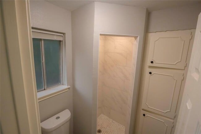 Building Photo - 3318 Kentwood Dr