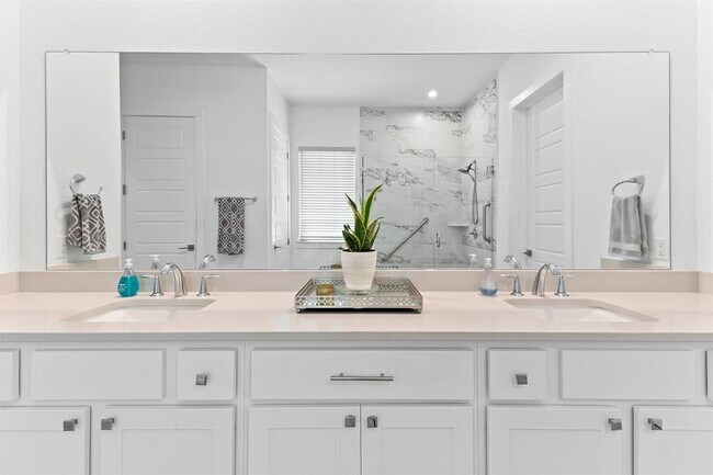 Building Photo - 523 Hallwood Dr