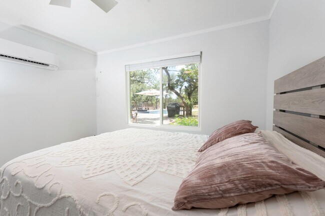 Building Photo - Extravagant 5 Star Vacation Home - Your Private Retreat in Hill Country, Wimberley Texas