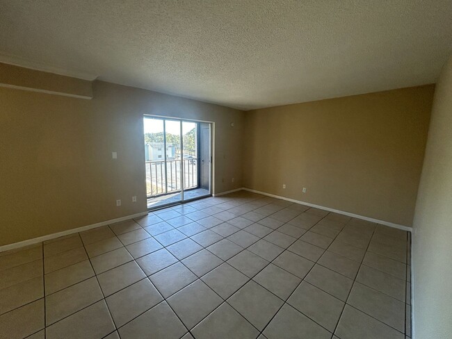 Building Photo - Cozy 1-Bedroom Apartment in Port Richey, F...