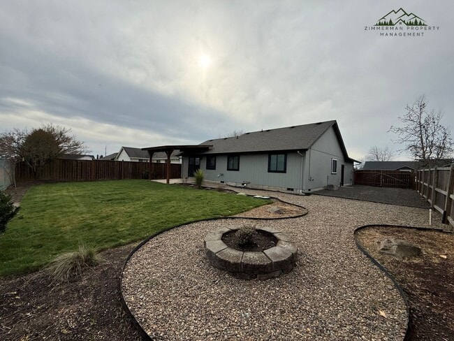 Building Photo - 3-bedroom, 2-bathroom home located in the heart of Harrisburg