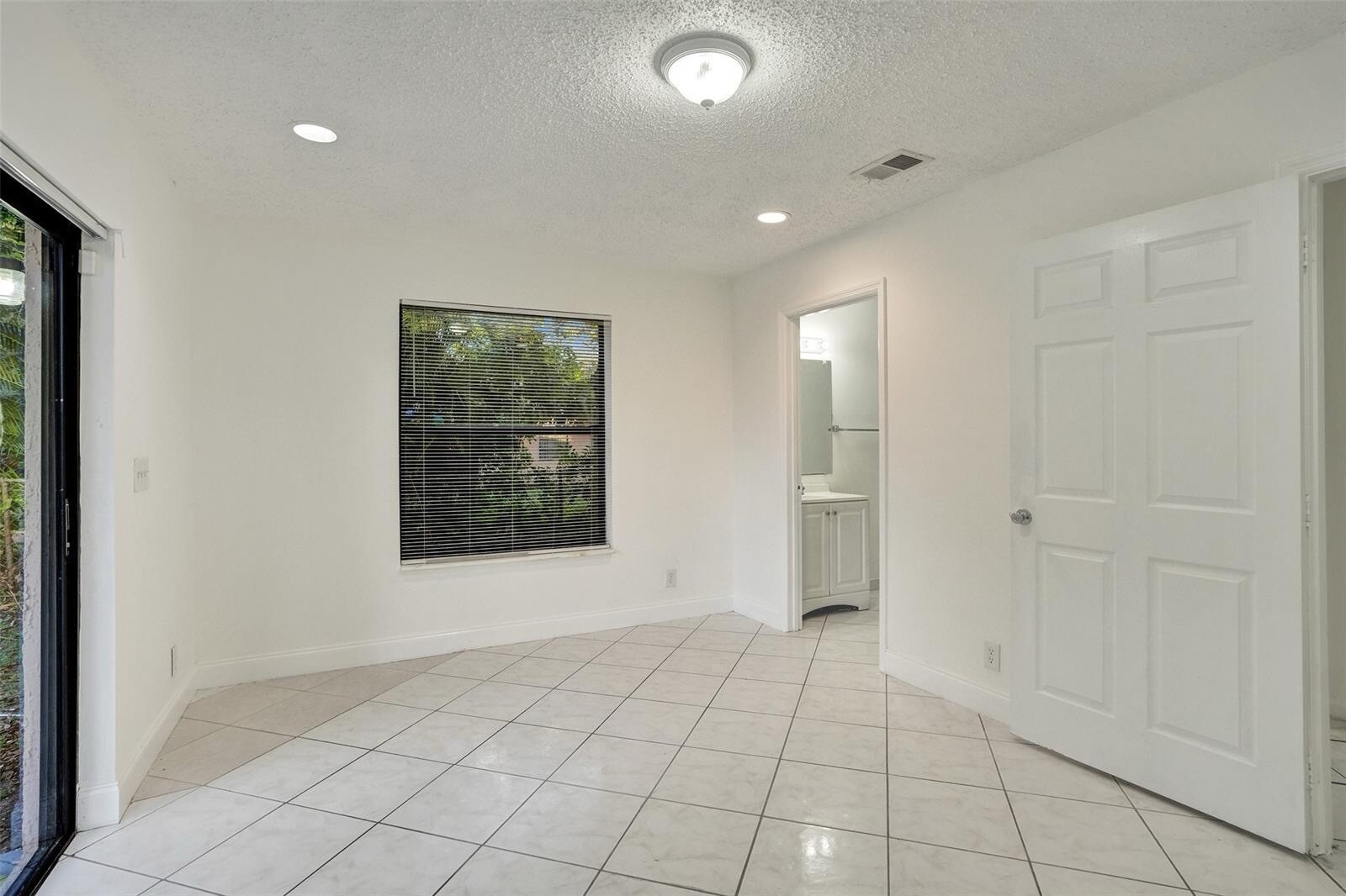 Building Photo - 1142 NW 43rd Ter