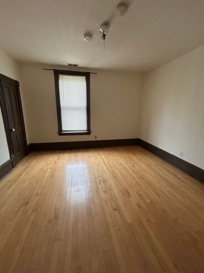 Building Photo - 718 6th St NE
