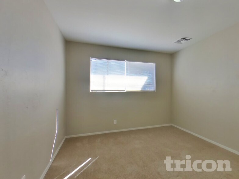 Building Photo - 3234 W Larkspur Dr