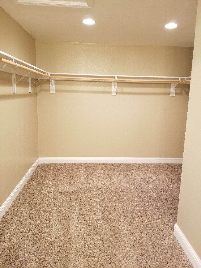 Building Photo - 4 Bed 2 Bath Single Family Home In Concord...