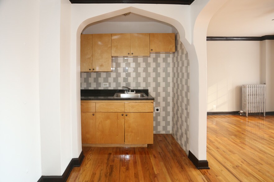 Building Photo - 846 W Montrose Ave