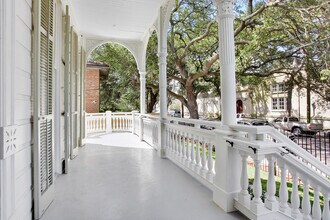 Building Photo - Private Porch - 1BR/1BA Newly Renovated 1 block to Streetcar