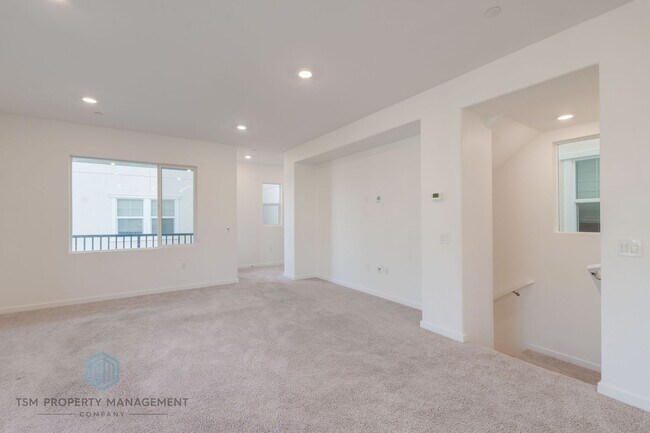 Building Photo - 4 Bed 3.5 Bath Detached House in South El Monte!