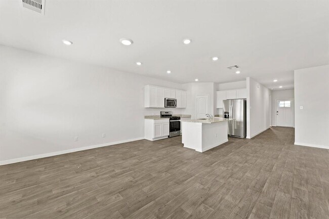 Building Photo - 411 Town Lk Bnd