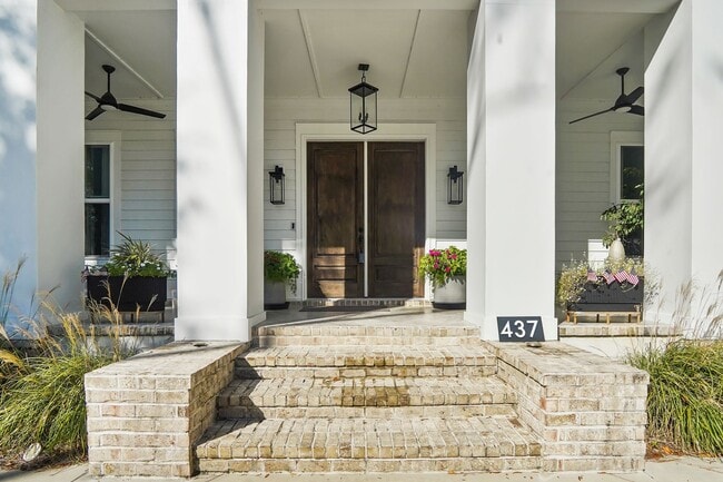 Building Photo - Pool/ Waterfront/ Custom Home in Waterways!