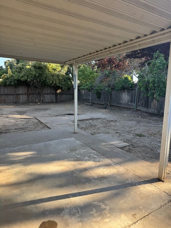 Building Photo - Great home in an established neighborhood