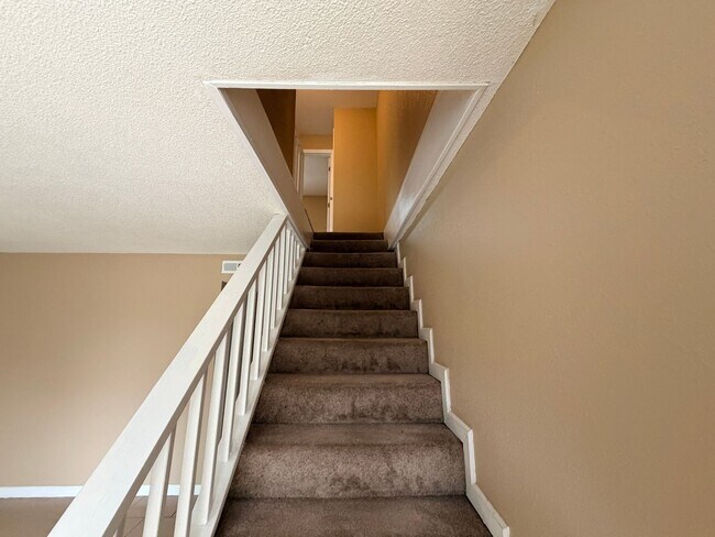 Building Photo - Nice Townhome Located in Adel