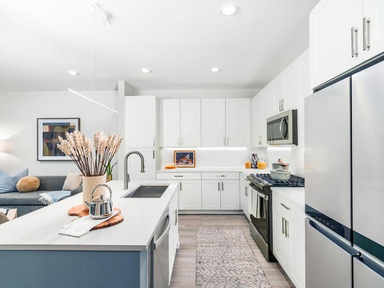 Our gourmet kitchens feature stunning quartz countertops, custom cabinetry with under-cabinet lighting, and sleek pulls—perfect for your culinary adventures. Discover your dream kitchen in the heart of Houston today! - Modera Waugh