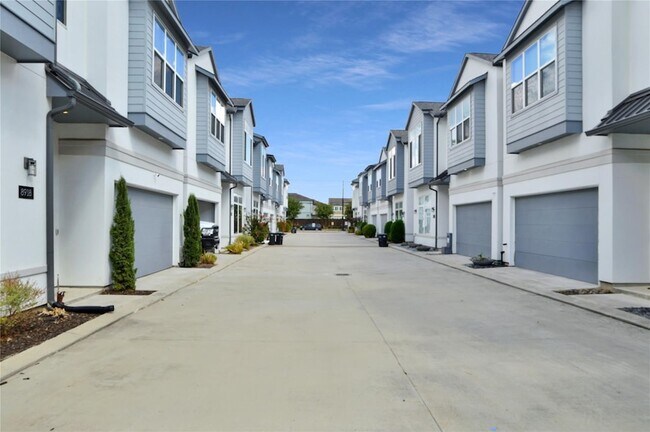 Building Photo - 8918 Spring Knoll Forest Dr