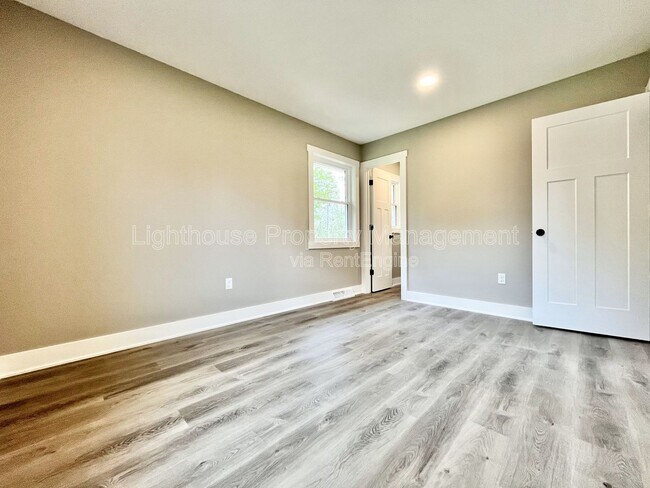 Building Photo - 818 Delray Ave SE