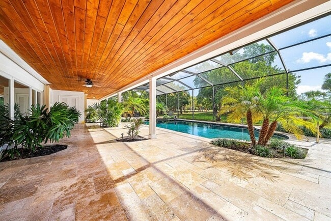 Building Photo - 417 N Country Club Dr