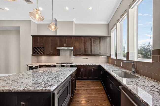 Building Photo - 2116 Mason St