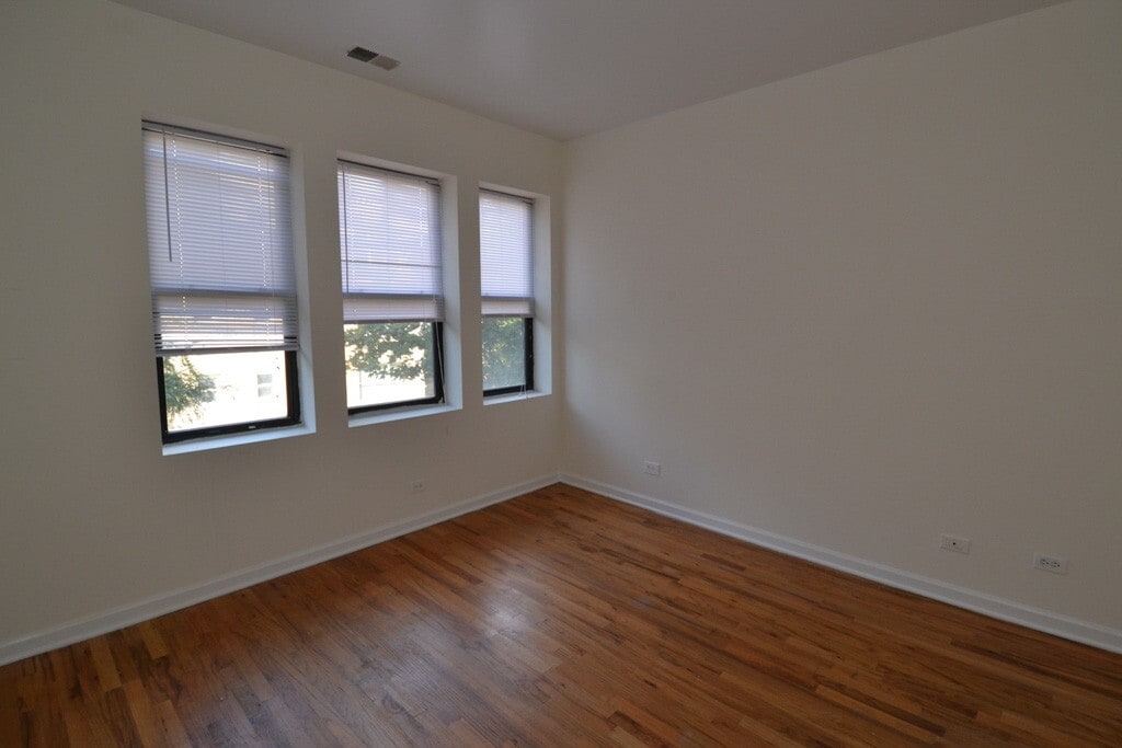 Building Photo - 922 W Dakin St